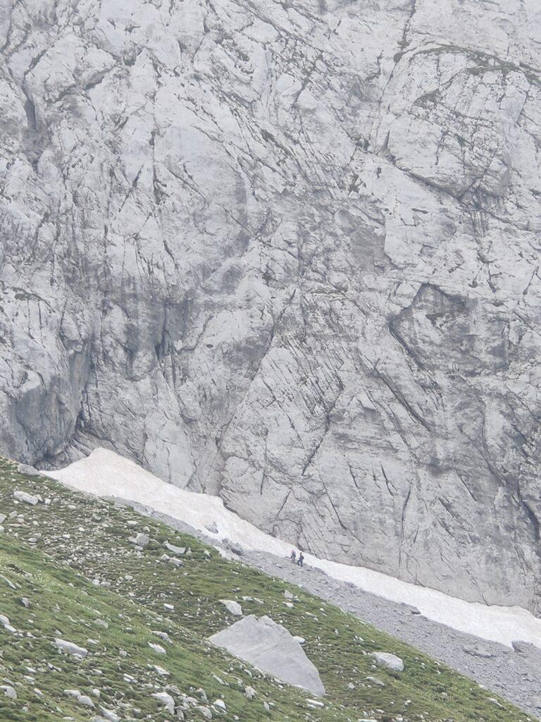 Alpinisti verso l'attacco della via dei Cugini