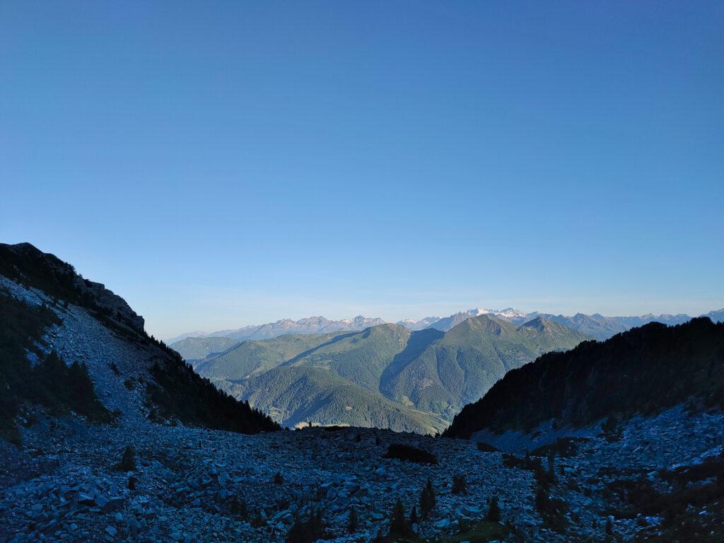 la giornata è splendida, ma noi andremo a prender freddo all'ombra del paretone ovest