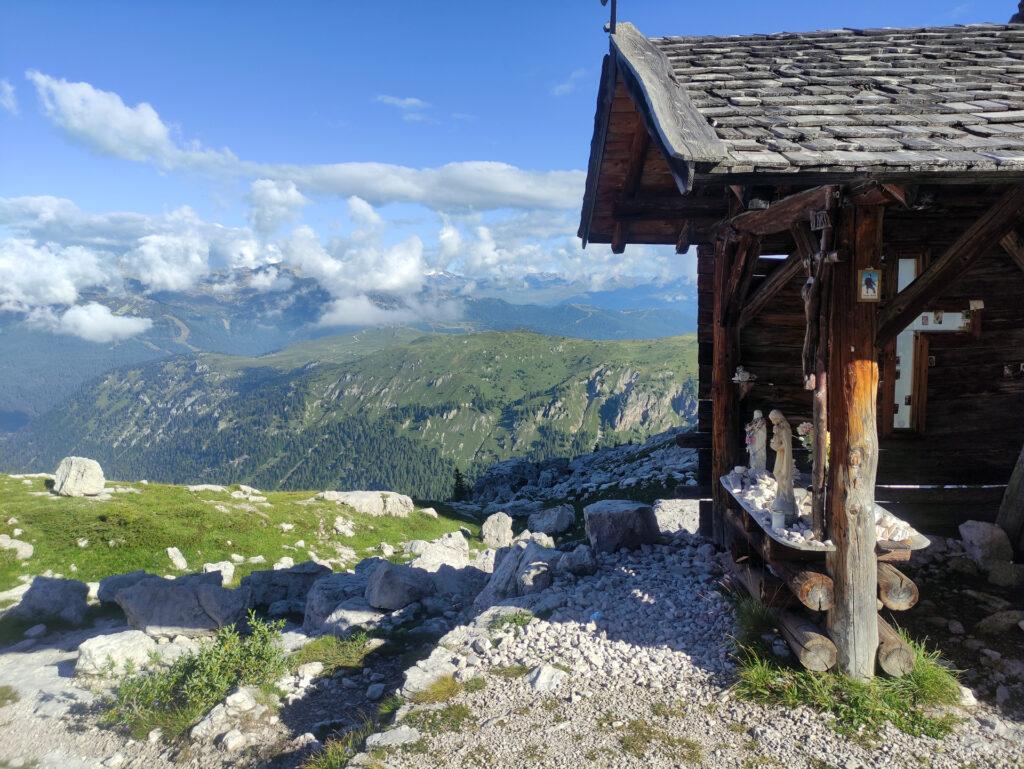 Arrivati in prossimità del Rifugio Tuckett, la bella cappelletta che domina la valle