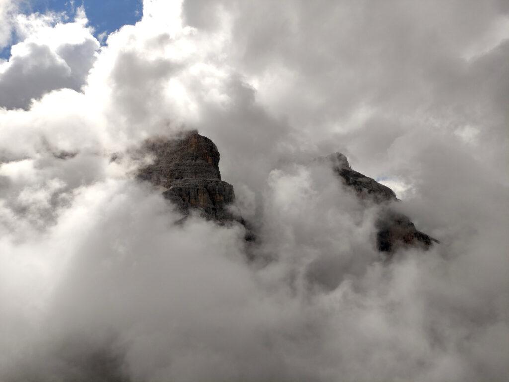 nel mentre le nuvole accarezzano le cime
