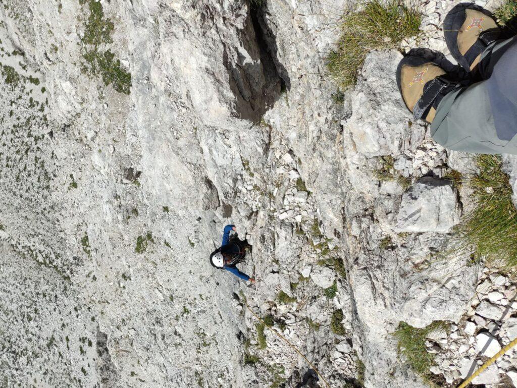 altro tiro di raccordo e ci troviamo alla base della cengia detritica