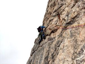 il traverso lungo ed esposto dell'ultimo tiro della via, dopo il quale abbiamo vagato sulla parete
