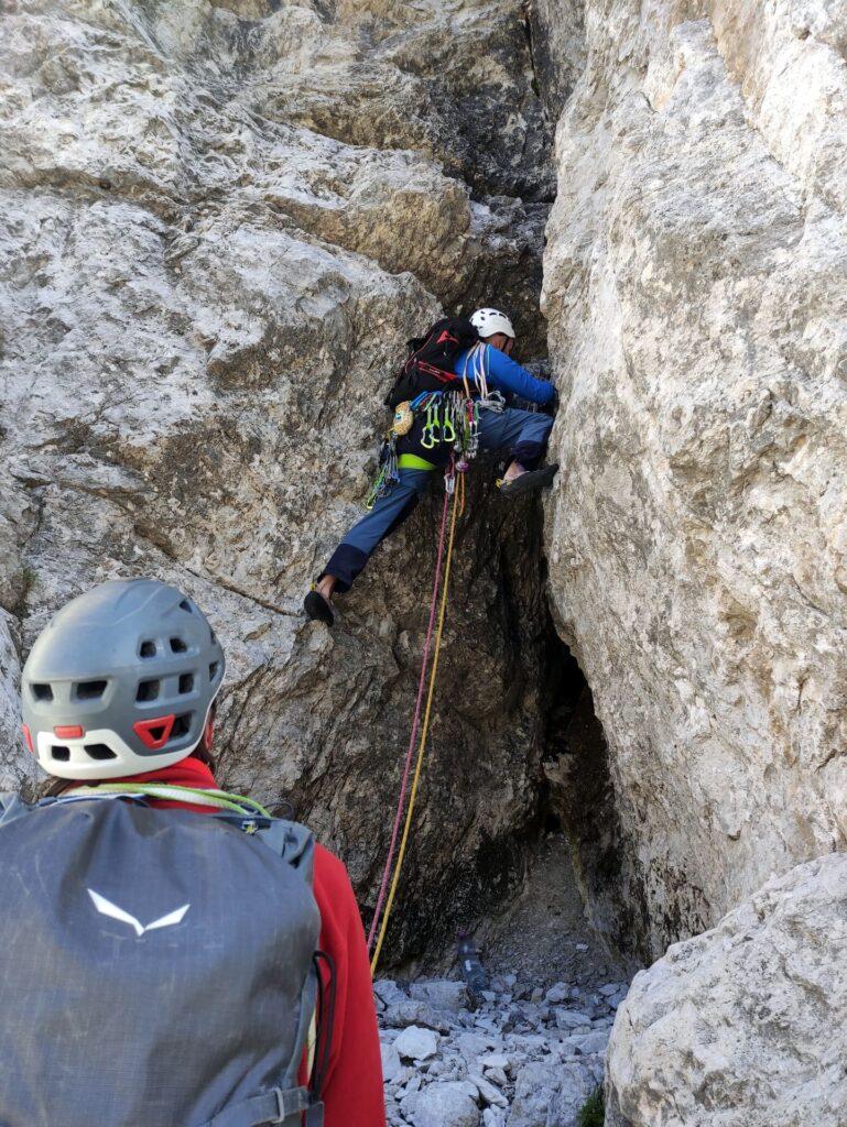 Max attacca il diedro/camino, all'inizio facile