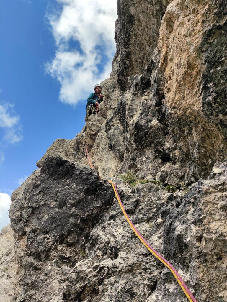 superati i primi metri verticali alla sinistra della sosta tra il primo e il secondo tiro si trova una bella clessidra (nella foto la gioia per averla individuata!)