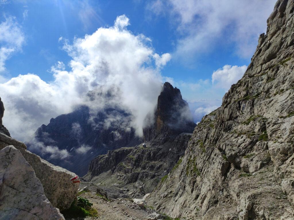 in Bocca di Brenta: di fronte il Tosa e subito dietro l'imponente Croz del Rifugio