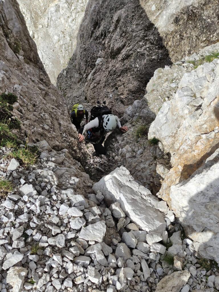 primi metri in un canalino sfasciumoso (fare attenzione!)