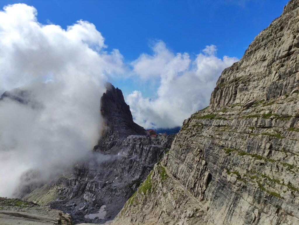 il Rifugio Pedrotti nella sua invidiabile posizione (quasi sempre visibile durante la salita)