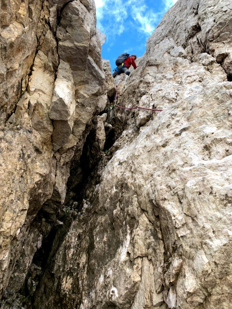 nel canalino abbiamo deciso di legarci per superare alcuni metri facili, ma esposti: le possibilità di proteggere non mancano