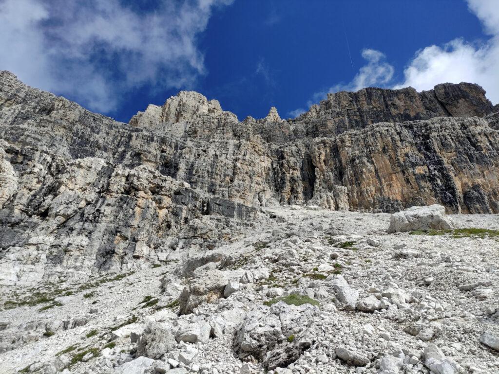 eccoci al primo faticoso ghiaione, che va risalito prima verso destra poi piegando a sinistra, per raggiungere la soprastante parete in un punto che presenta della roccia nerastra