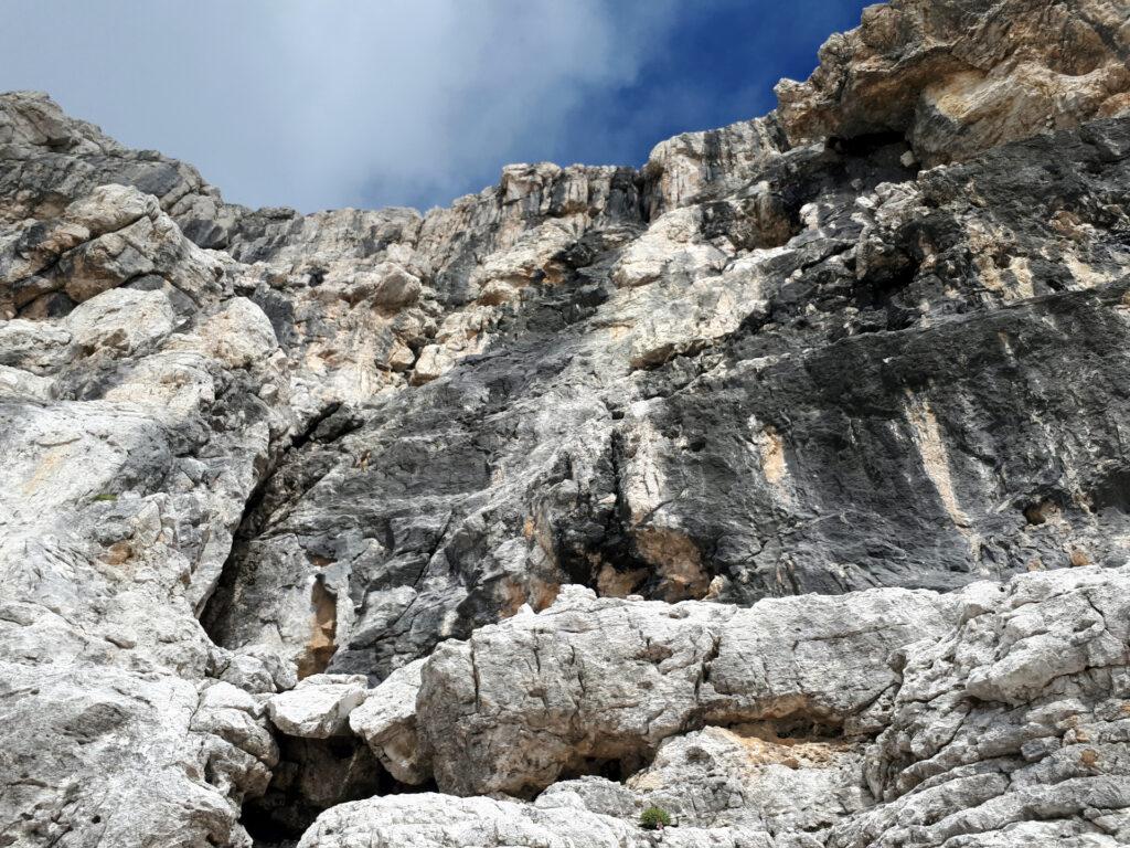 la via prosegue proprio a fianco delle rocce nere, sulla parte più chiara che è anche più facile e di ottima qualità