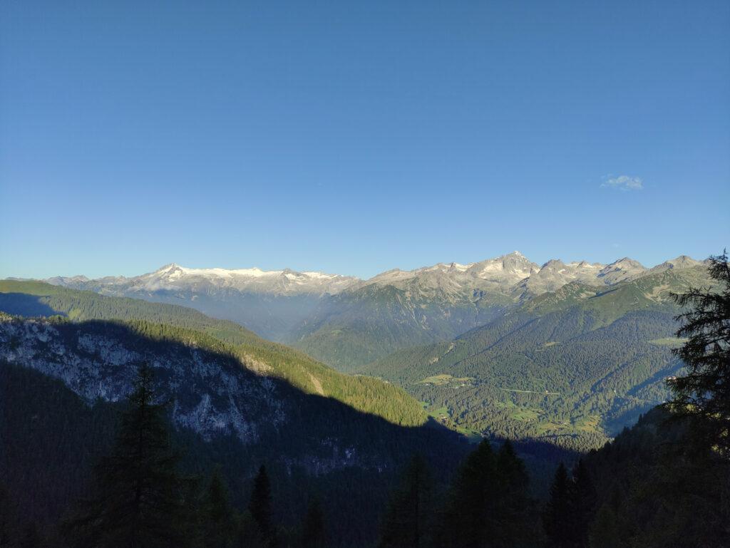 vista verso il pian di neve e la Presanella, in una giornata fin qui limpidissima