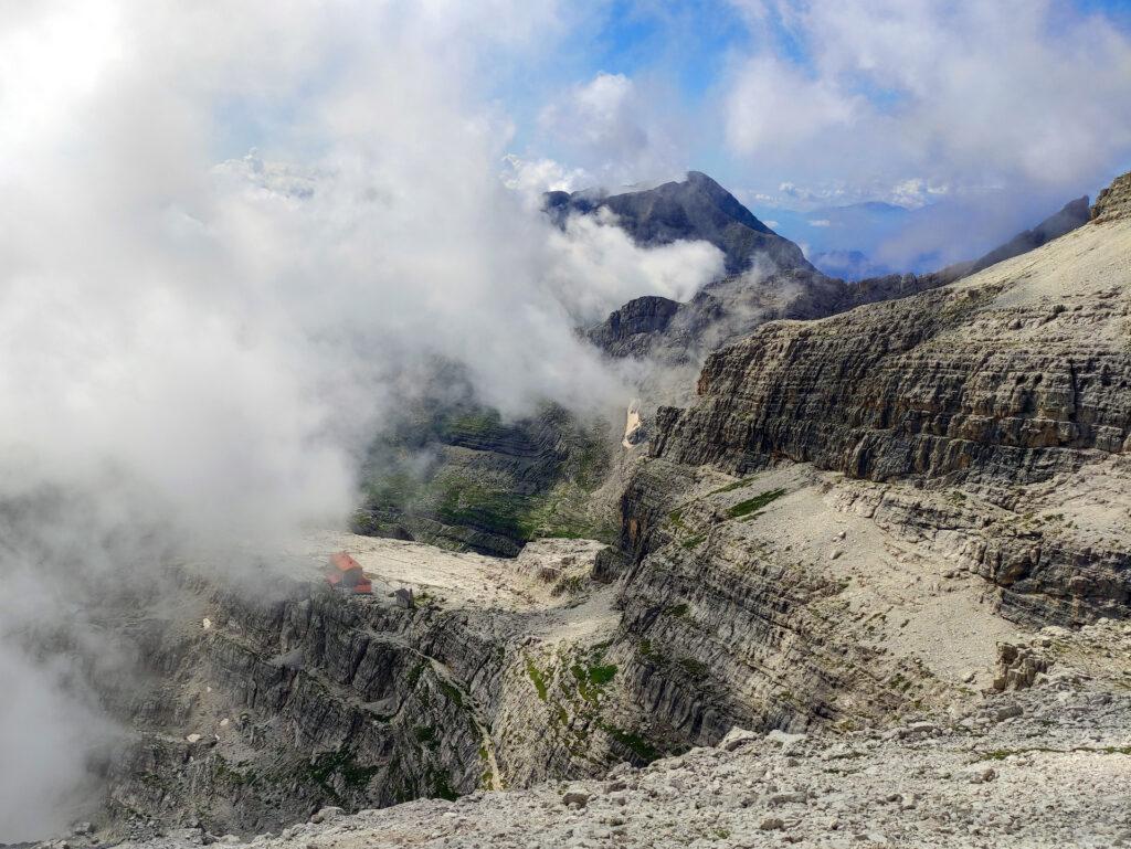 sempre il Rifugio, sempre più sotto di noi