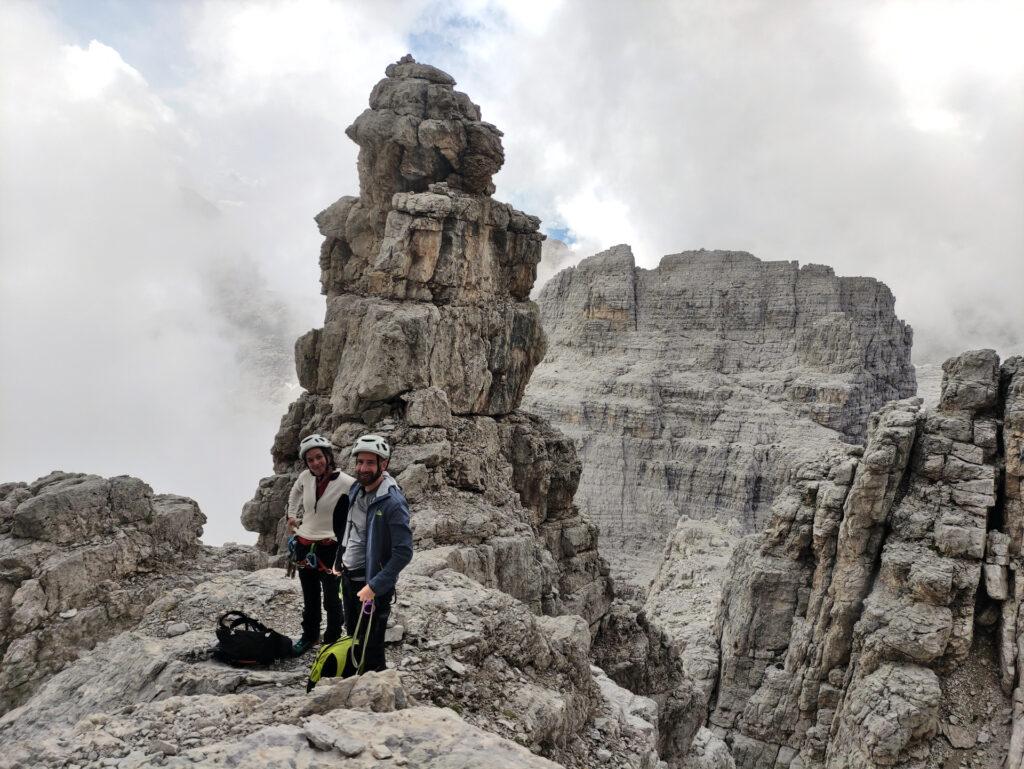 alla fine di un lungo canalone composto da grossi e facili risalti bianchi si arriva in corrispondenza di questo gendarme