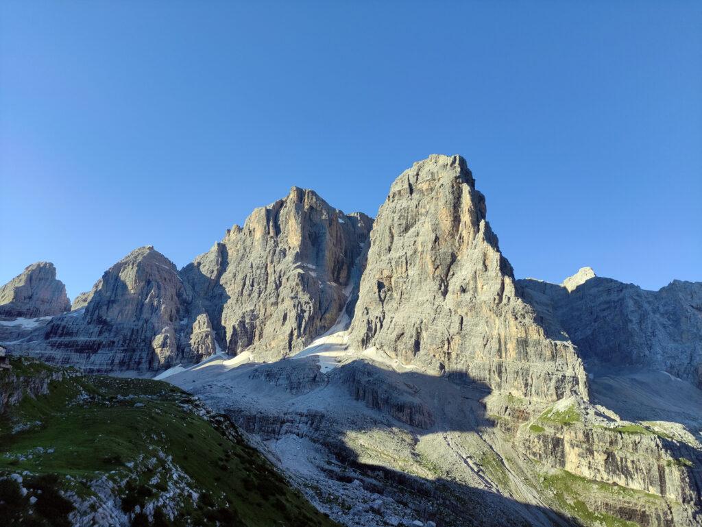 Crozzon e uno spelatissimo Canalone Neri: sorge il sole sulla Val Brenta