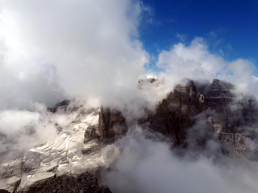 la magia di un cielo non perfetto, verso Cima Tosa