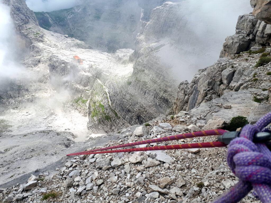 per scendere sono presenti delle calate attrezzate, che risultano molto comode ed evitano di disarrampicare su tratti esposti