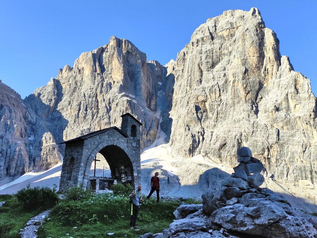 la cappelletta del Rifugio Brentei, il Canalone Neri sullo sfondo