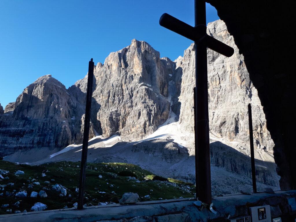 bello scorcio da dentro la Cappella del Rifugio Brentei