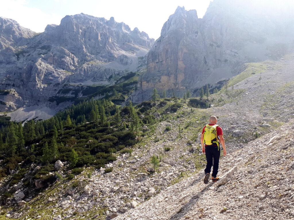 il primo ghiaione: noi puntiamo alla valle con prati erbosi che si vede a sinistra