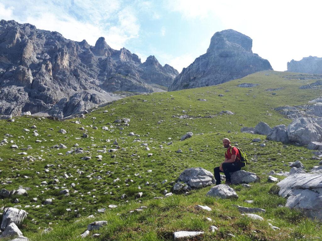 o sopra di noi si susseguono risalti erbosi, dove non è difficile trovare i camosci