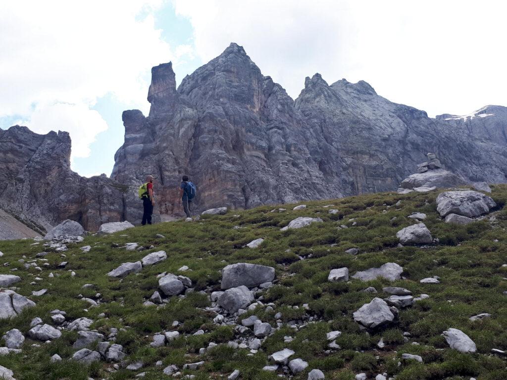 siamo in cima al dosso erboso: da qui (grosso ometto, visibile a destra) si procederà per ghiaioni