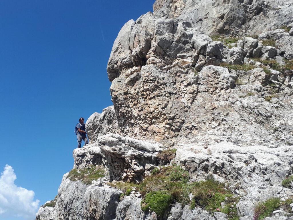 Gabri effettua un sopralluogo ricognitivo per capire se sia possibile proseguire lungo le cenge verso il Crozzon di Val d'Agola