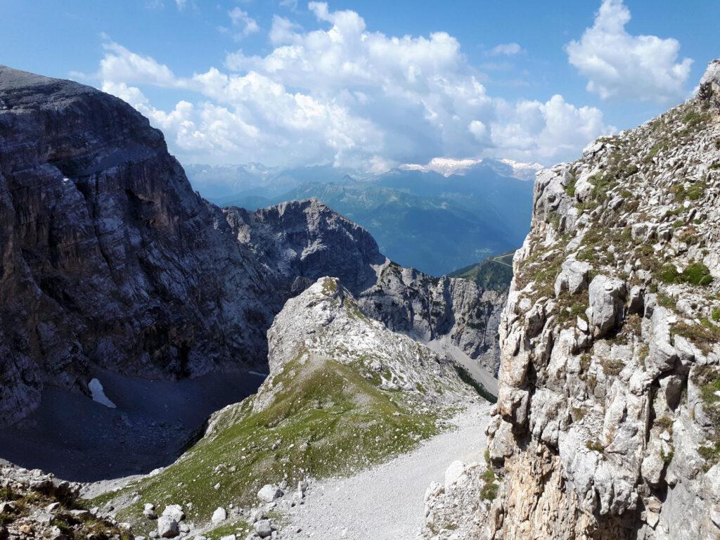 guardano verso la Val Larga, l'evidente Corno omonimo, che saliremo una volta ridiscesi