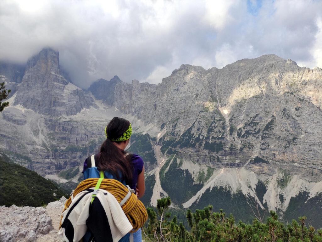 Bel punto panoramico sulla val Brenta con il Crozzon di Brenta coperto dalle nubi