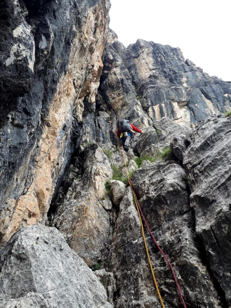 Qui abbiamo sbagliato: per proseguire sulla via del Pesce avremmo dovuto salire in verticale sulla roccia nera alla nostra sinistra. Proseguendo invece, ci troveremo sulla via Didattica