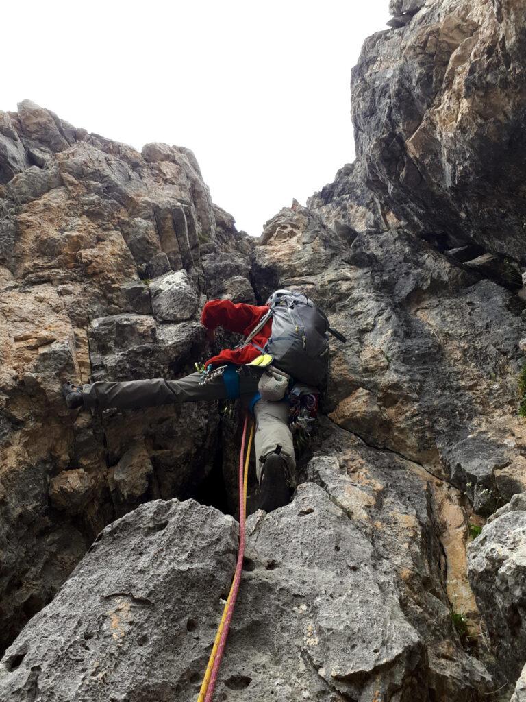 La bella rimonta leggermente strapiombante del nostro quarto tiro, su roccia stupenda!