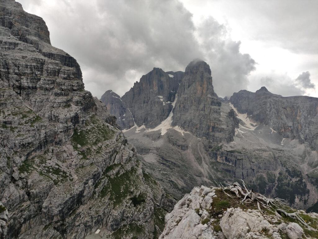 Dopo una serie di peripezie e la prima pioggia, eccoci in vetta con questa bella vista sul Crozzon