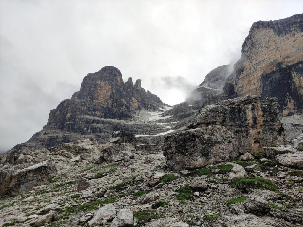 Procedendo lungo il Sosat in direzione del Tuckett, ottima vista sulla Punta Massari e sulle Torrie di Kiene nel gruppo della Cima Brenta