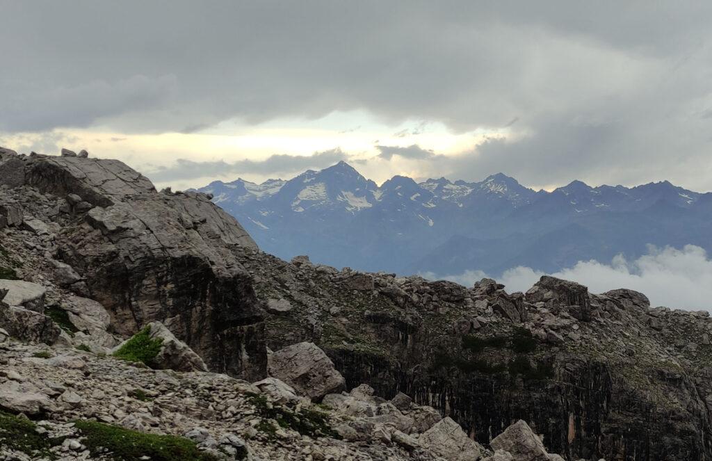 Vista della Presanella con il primo sprazzo di sole da qualche ora a questa parte