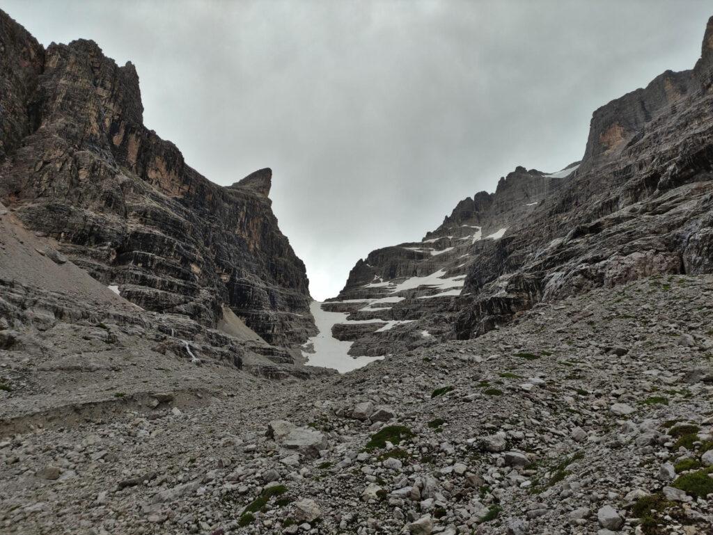 Vista della Bocca di Tuckett un po' spelacchiata con la Cima Sella facilmente riconoscibile dalla sua pinna