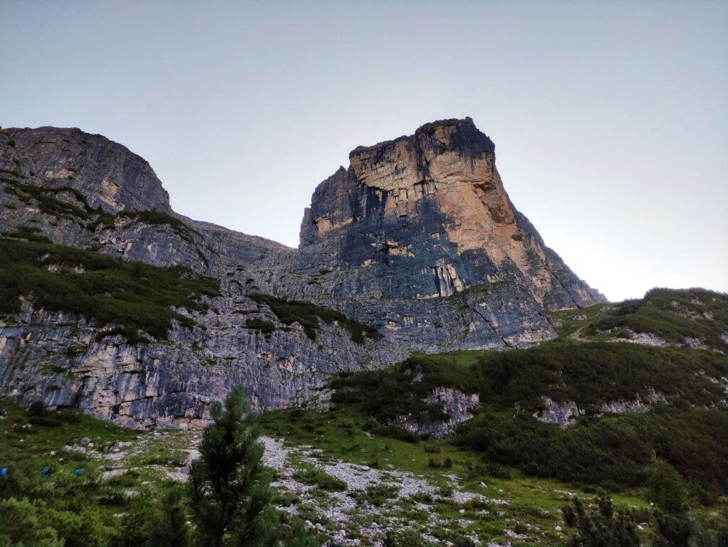 Il primo torrione della Corna Rossa visto dalla rampa di salita