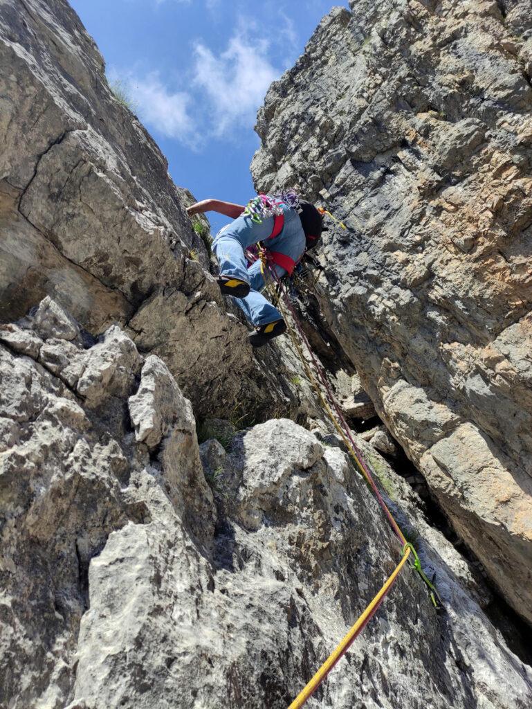 Erica sulla paretina del quinto tiro, divertente e ben chiodata