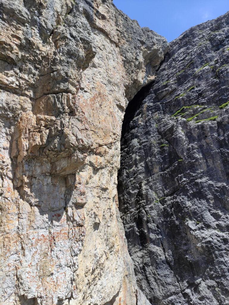 Da qui si vede bene l&#039;enorme arco strapiombante accanto alla via