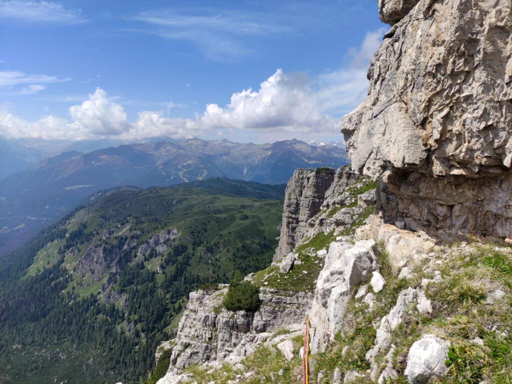 Siamo quasi in cima: qui si vede l'attacco del sesto tiro che prevede di aggirare lo spigolo in foto