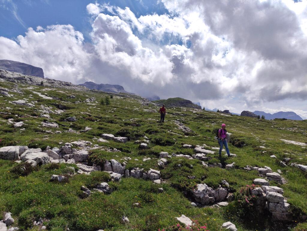 Erica e Marco sui prati che riportano verso il rifugio Graffer