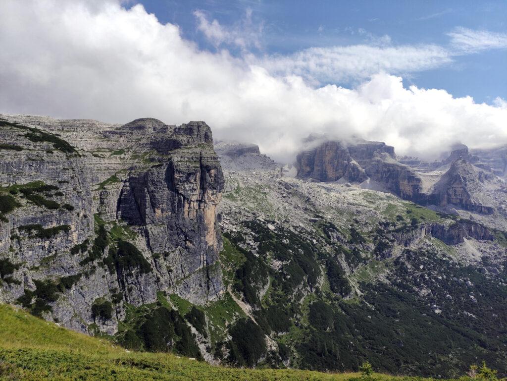 Il primo torrione della Corna Rossa visto dal sentiero che riporta verso Vallesinella