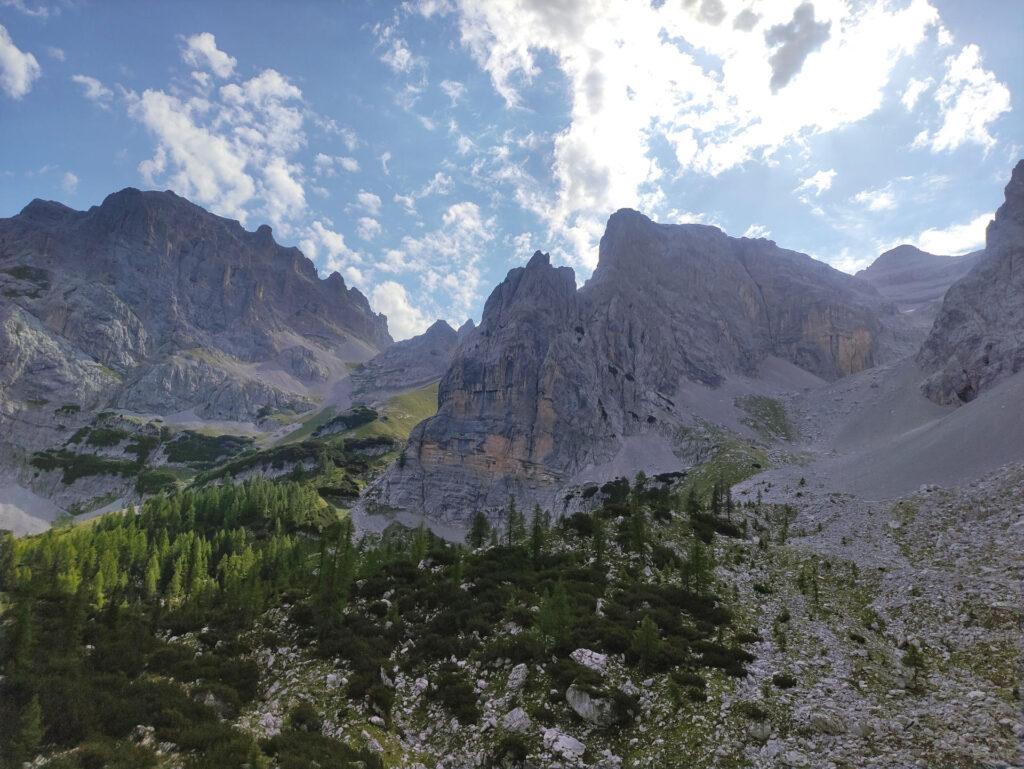 al di sopra del primo risalto la vista si apre sulla Val Larga e la Val Stretta