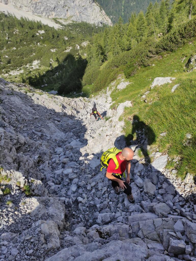 superato il ghiaione si risale in un canalino con detriti in parte evitabili stando su erba