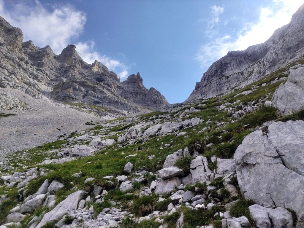 si risale il pendio scegliendo il percorso più semplice (ma sempre moooolto pendente)