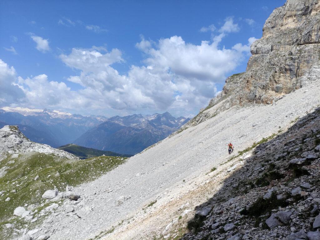 dietro di noi il colletto appena superato e i ghiaioni terminali, ancora da percorrere