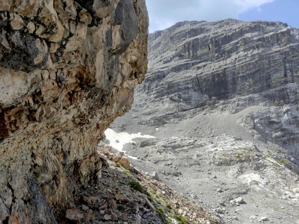 cerchiamo di non perdere troppa quota sui ghiaioni: superato questo avancorpo roccioso saremo in vista della Bocchetta di Val Larga