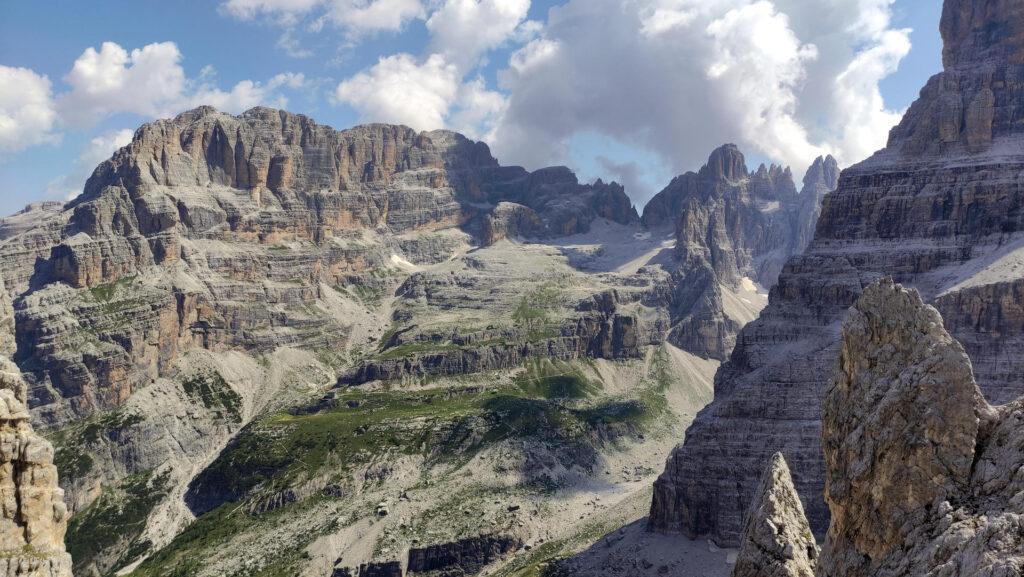 verso la Val Brenta: si vedono il Brentei e l&#039;Alimonta