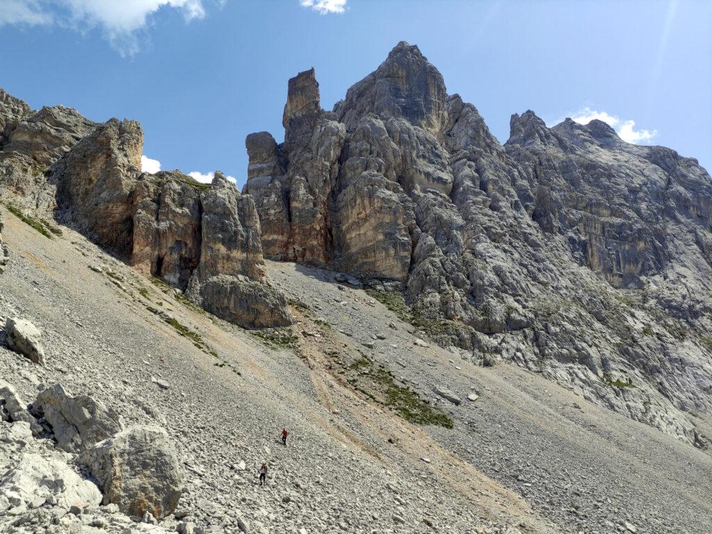 ridiscesa del ghiaione: dietro la spalla di sinistra si nasconde la bocchetta di Val Larga, da cui proveniamo