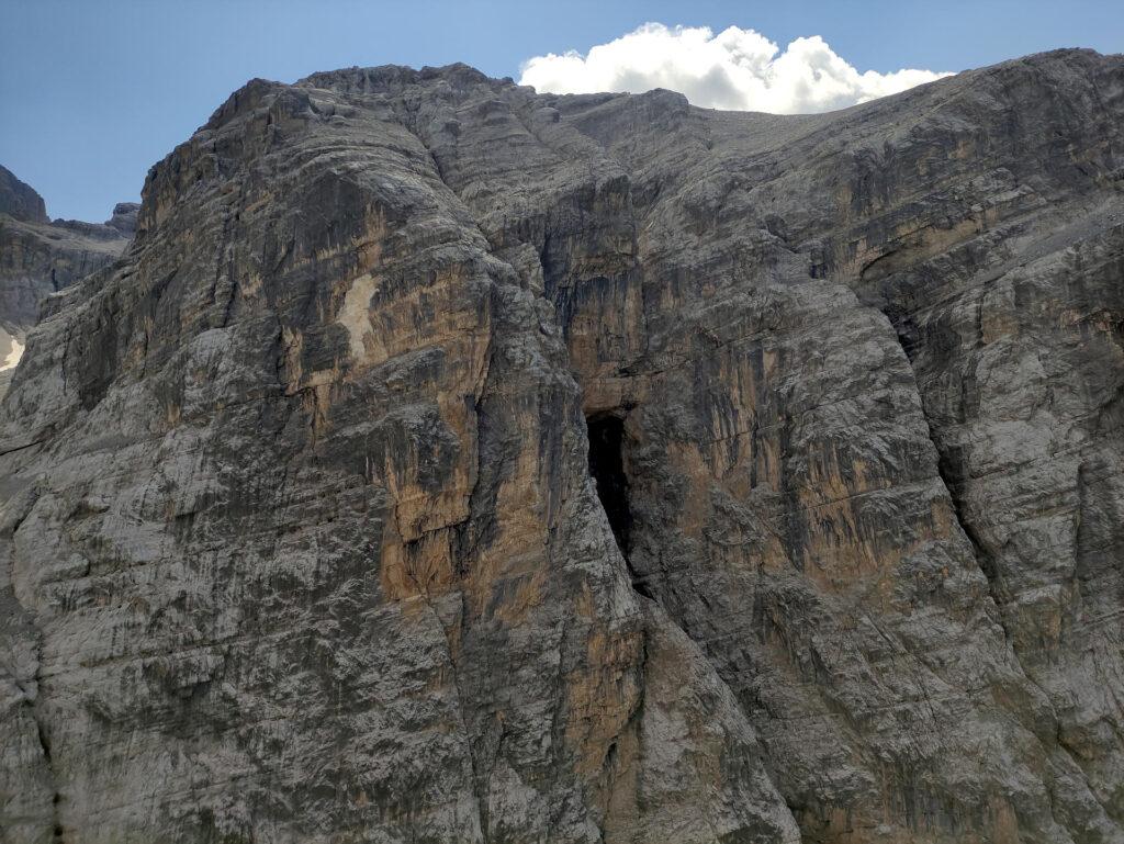 sulle pareti accanto a noi scorgiamo questa incredibile e gigantesca grotta