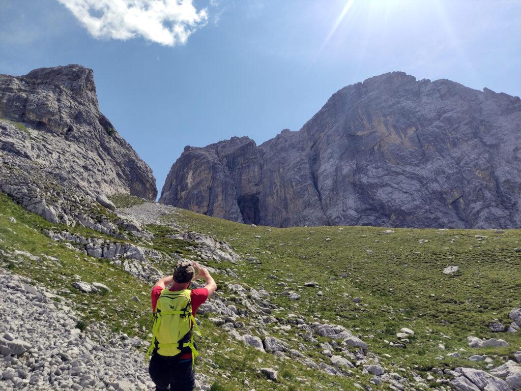 sulle pareti accanto a noi scorgiamo questa incredibile e gigantesca grotta (quella della foto precedente)