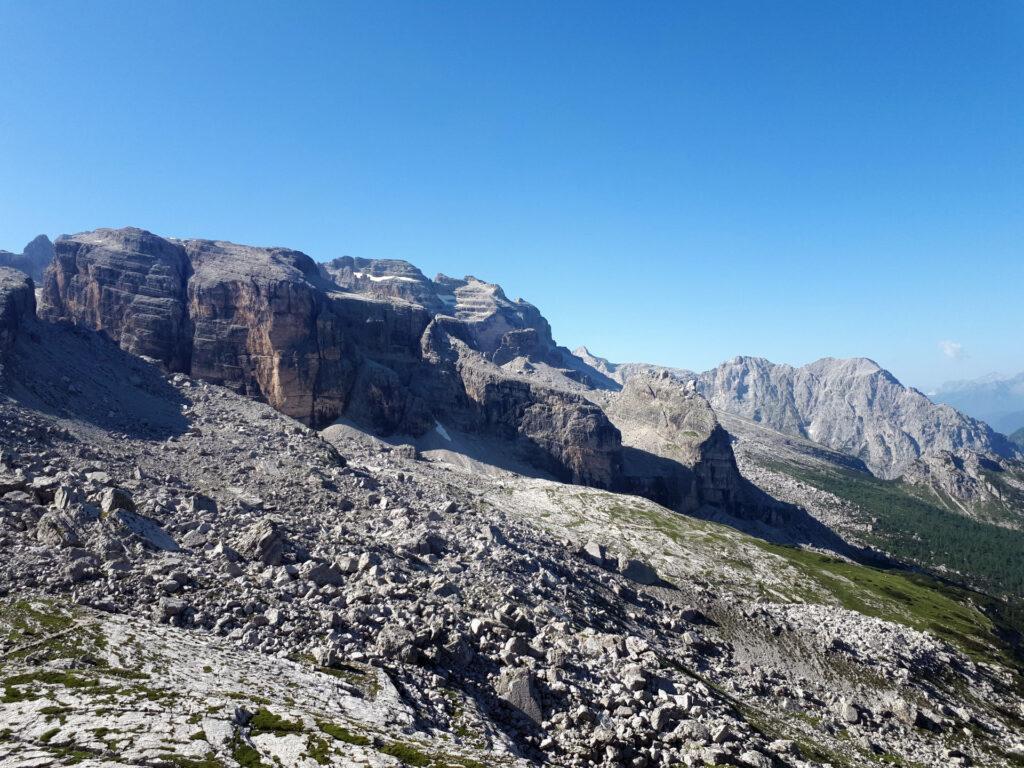 Partendo dal Grosté, il Castello di Vallesinella si trova proprio di fronte andando in direzione del Tuckett